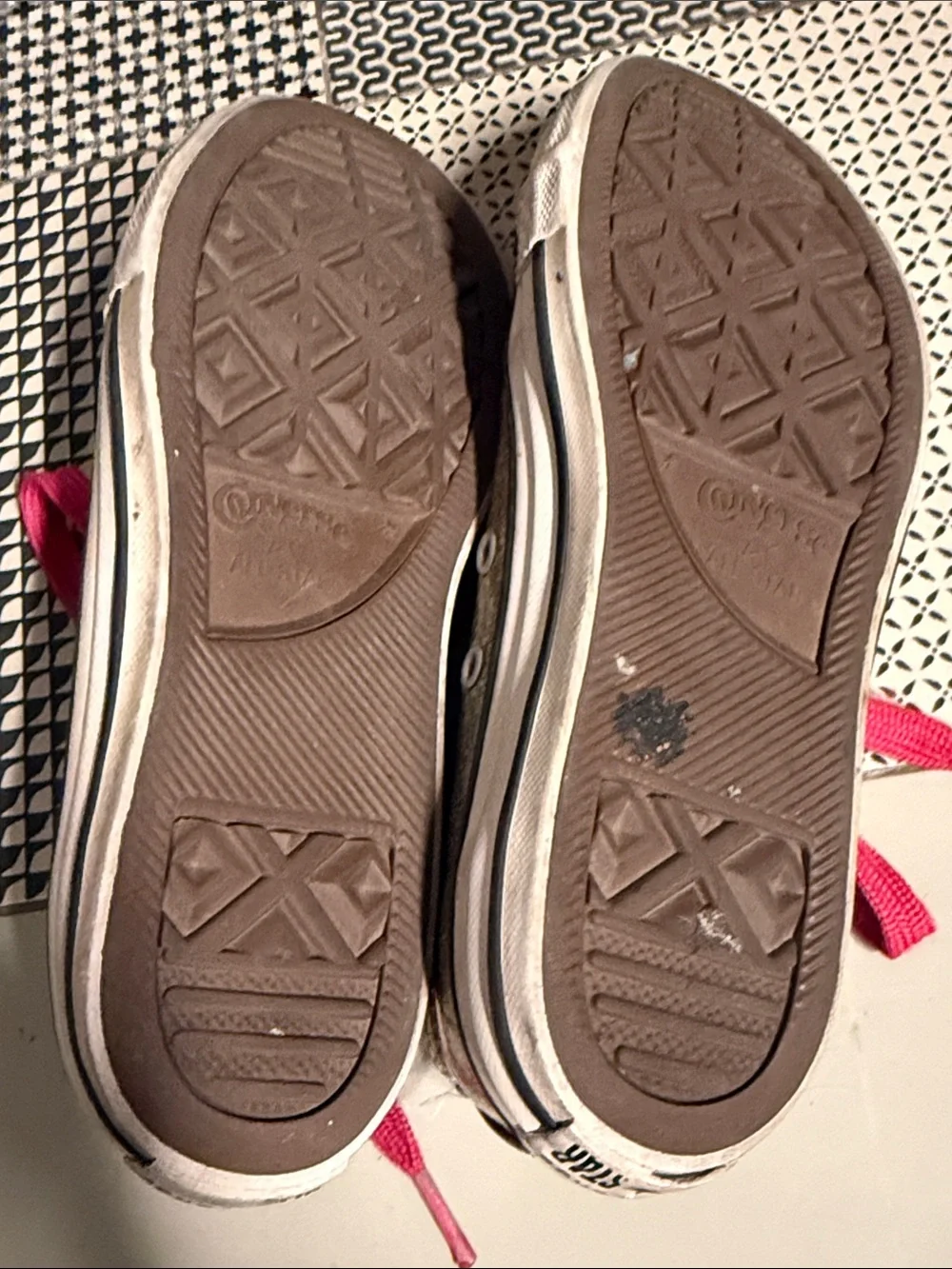 Converse junior size